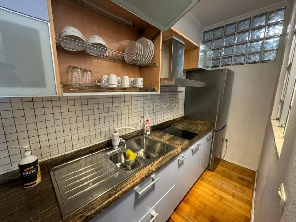 Tirane, jepet me qera apartament 1+1+Ballkon Kati 1, 70 m² 1.000 € (rtsh)