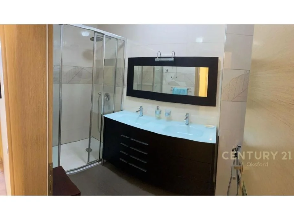 Tirane, jepet me qera apartament 2+1 Kati 13, 130 m² 830 € (ish ekspozita)