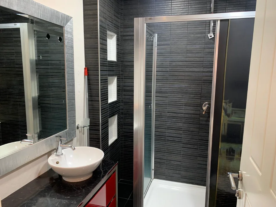 Tirane, jepet me qera apartament 2+1+Ballkon Kati 8, 106 m² 950 € 