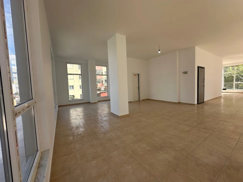 Tirane, jepet me qera ambjent biznesi Kati 3, 148 m² 2.500 € (Usluga, Stacioni i Trenit)