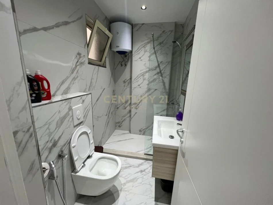 Durres, jepet me qera apartament 1+1+Ballkon Kati 2, 62 m² (Plazh, rrota kuqe)