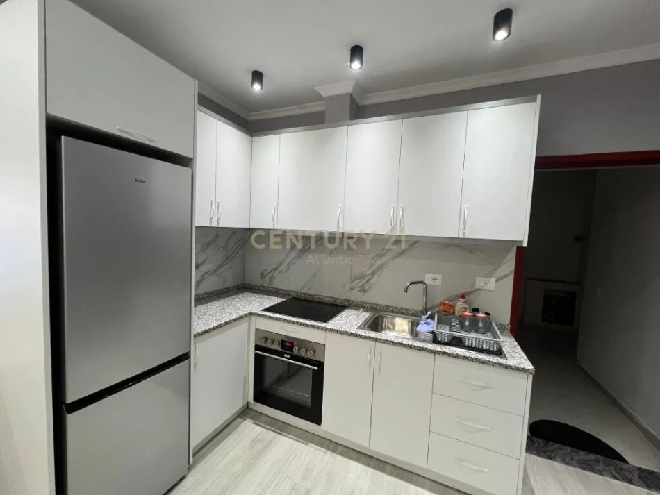 Durres, jepet me qera apartament 1+1+Ballkon Kati 2, 62 m² (Plazh, rrota kuqe)