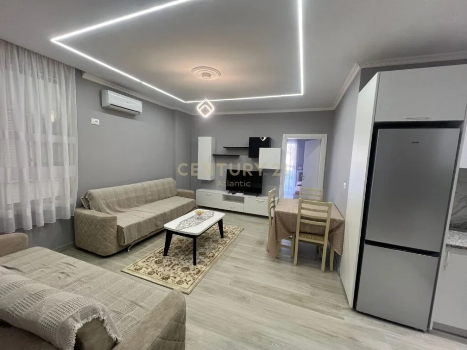 Durres, jepet me qera apartament 1+1+Ballkon Kati 2, 62 m² (Plazh, rrota kuqe)