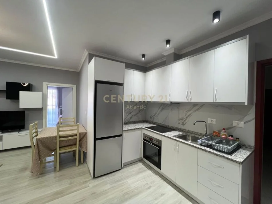 Durres, jepet me qera apartament 1+1+Ballkon Kati 2, 62 m² (Plazh, rrota kuqe)