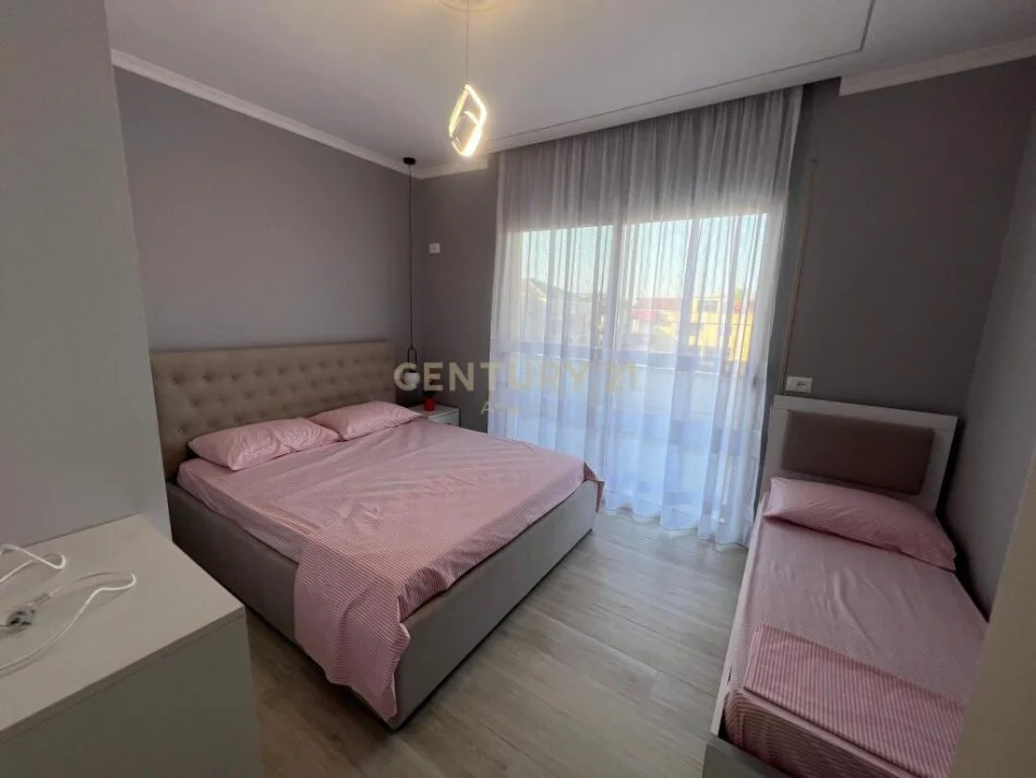 Durres, jepet me qera apartament 1+1+Ballkon Kati 2, 62 m² (Plazh, rrota kuqe)