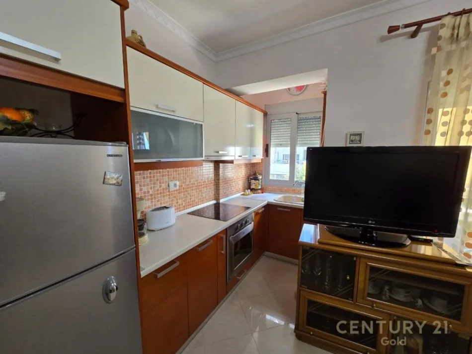 Vlore, jepet me qera apartament 1+1+Ballkon Kati 3, 70 m² 380 € (lungomare,Vlore)