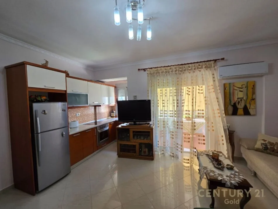 Vlore, jepet me qera apartament 1+1+Ballkon Kati 3, 70 m² 380 € (lungomare,Vlore)