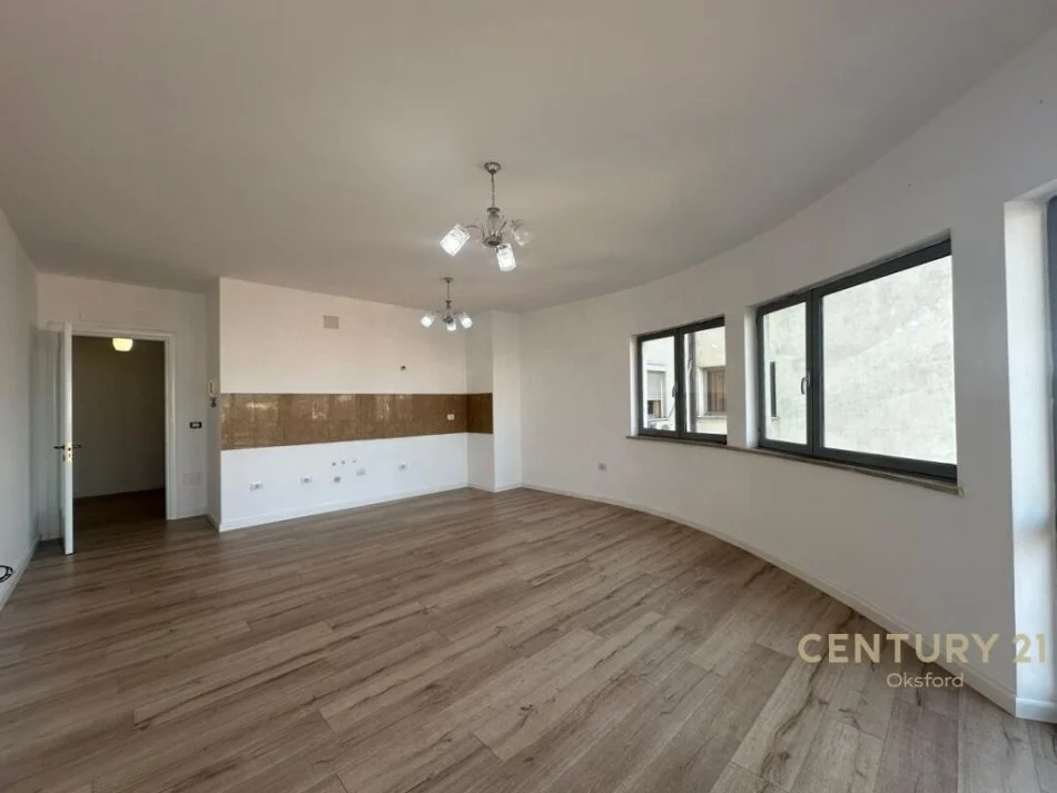 Tirane, shitet apartament 1+1 Kati 8, 76 m² 155.000 € (Qendra tregtare Ring Center)