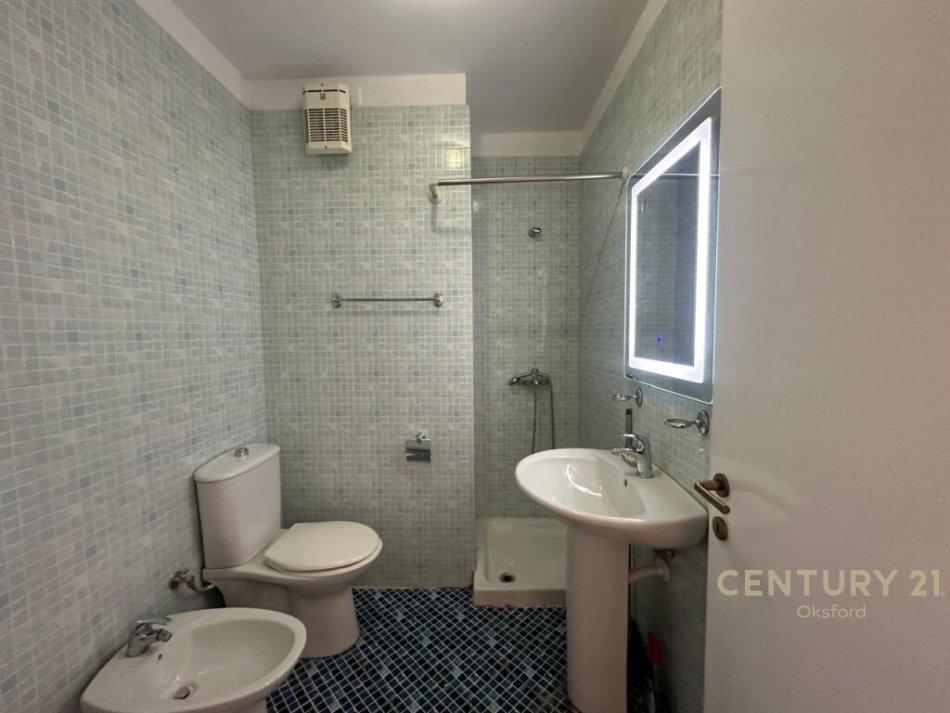 Tirane, shitet apartament 1+1+Ballkon Kati 8, 76 m² 150.000 € (RING CENTER)