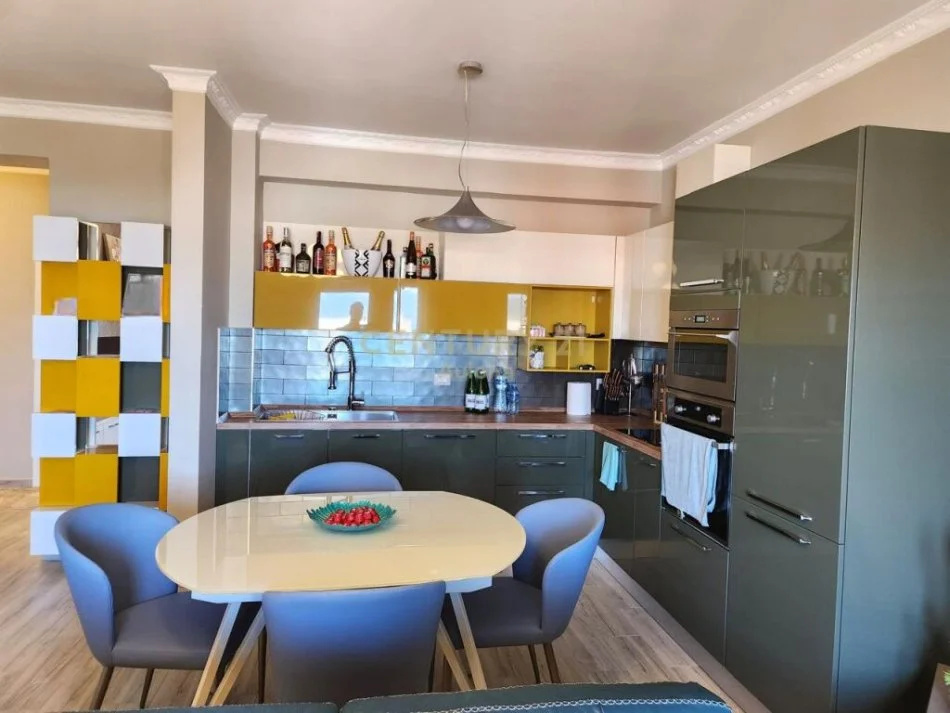 Vlore - Lungomare - Uji i Ftohte, shitet apartament 2+1+Ballkon Kati 5, 111 m² 320.000 € (Rruga Cameria)