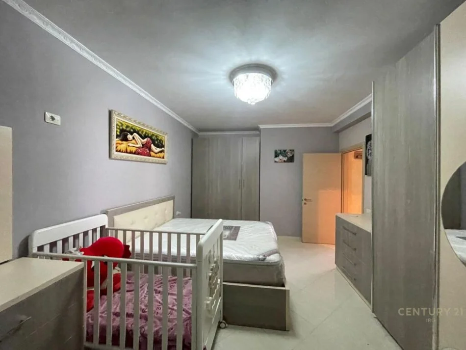 Tirane, jepet me qera apartament 2+1+Aneks+Ballkon Kati 2, 107 m² 500 € (YZBERISH)