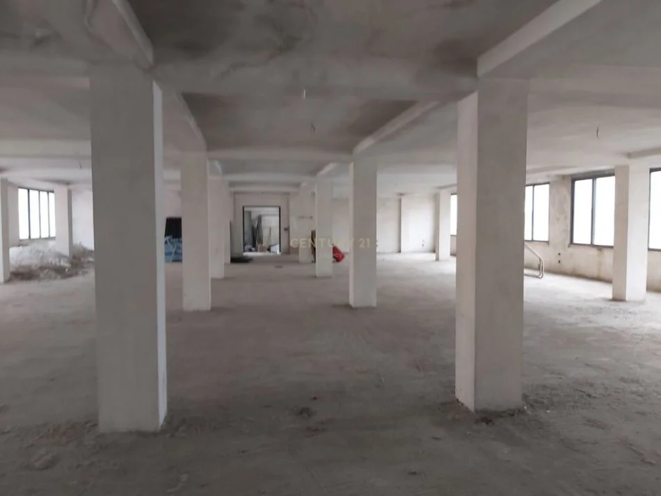 Tirane, jap me qera ambjent biznesi Kati 3, 420 m² 1.200 € (rruga e kavajes)