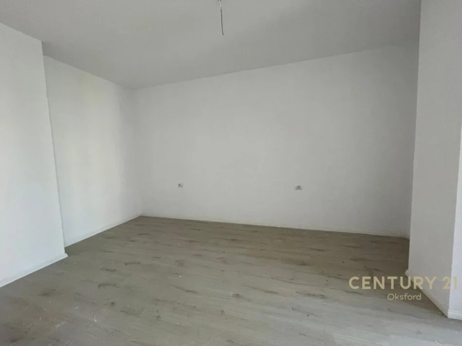 Tirane, shitet apartament 1+1+Ballkon Kati 5, 73 m² 124.100 € (Ish Fusha e Aviacionit)