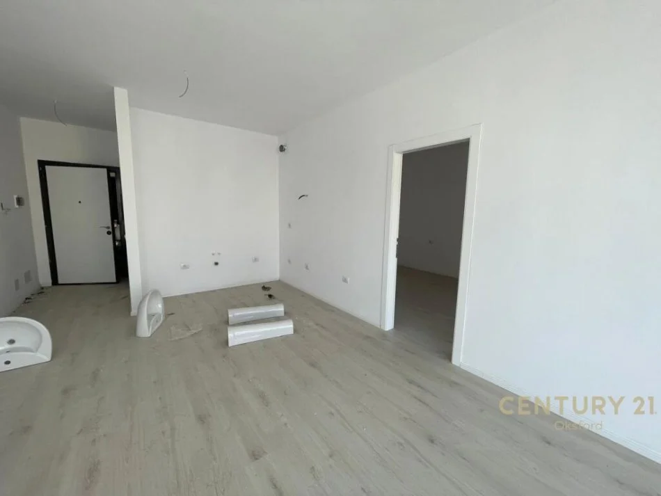 Tirane, shitet apartament 1+1+Ballkon Kati 5, 73 m² 124.100 € (Ish Fusha e Aviacionit)