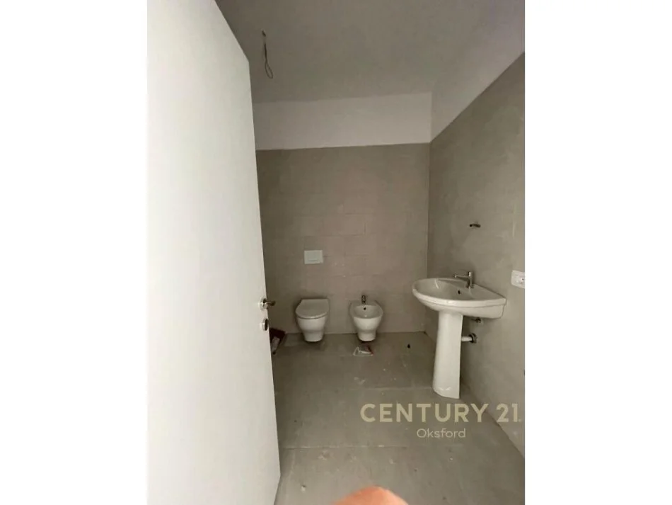 Tirane, shitet apartament 1+1+Ballkon Kati 5, 73 m² 124.100 € (Ish Fusha e Aviacionit)