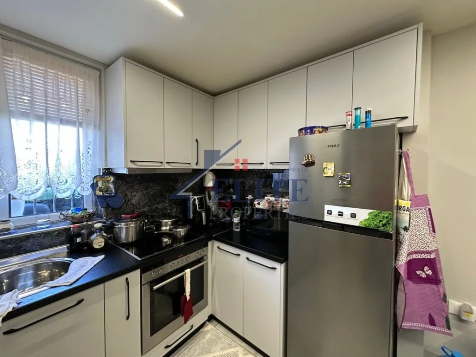 Tirane, jepet me qera apartament 1+1+Ballkon Kati 0, 60 m² 550 € (Shkolla e Kuqe)