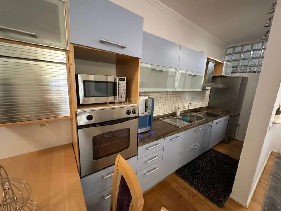 Tirane, jepet me qera apartament 2+1 Kati 1, 100 m² 1.000 € (rtsh)