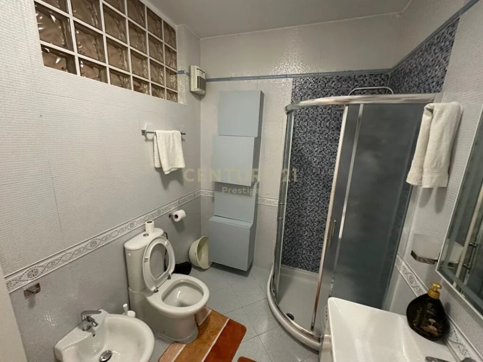 Tirane, jepet me qera apartament 2+1 Kati 1, 100 m² 1.000 € (rtsh)