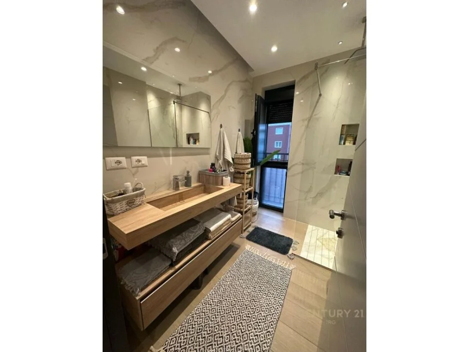 Tirane, jepet me qera apartament 2+1+Ballkon Kati 5, 95 m² 1.600 € (Rruga e kosovarve)