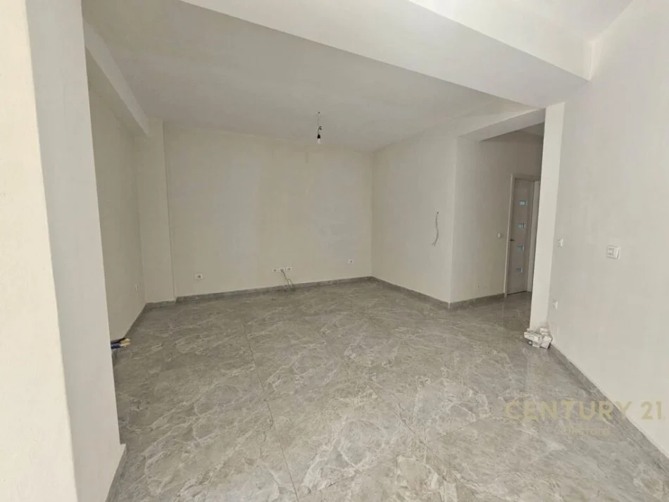 Tirane, jepet me qera ambjent biznesi Kati 2, 100 m² 700 € (Qender)