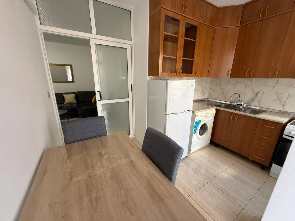 Tirane, jepet me qera apartament 1+1+Ballkon Kati 3, 75 m² 600 € (Komuna Parisit)