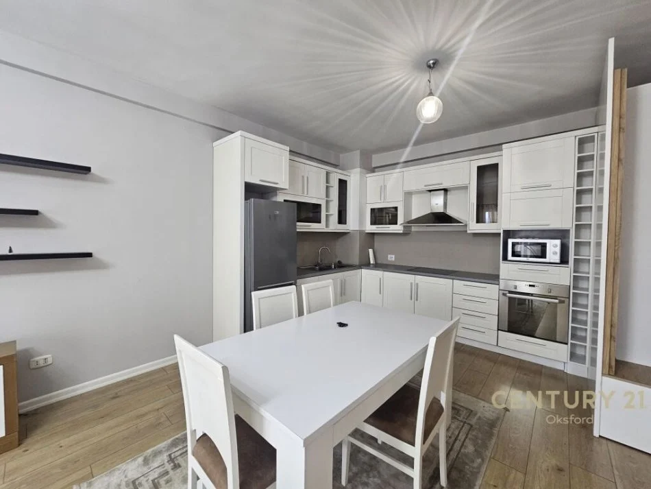 Tirane, jepet me qera apartament 2+1+Aneks+Ballkon Kati 2, 124 m² 800 € (kopshti botanik ,)