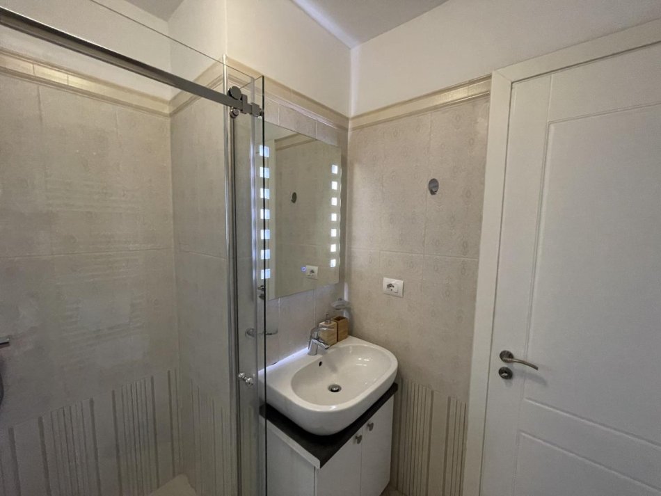 Tirane, jepet me qera apartament 2+1+Ballkon Kati 3, 90 m² 700 € (Kopshti Zoologjik)