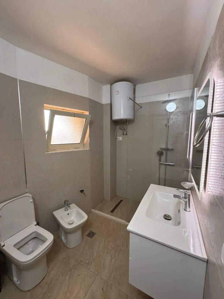 Shqiperi, jepet me qera apartament 2+1+Ballkon Kati 5, 95 m² 750 € (Rruga Mine Peza , prane Prokurorise)