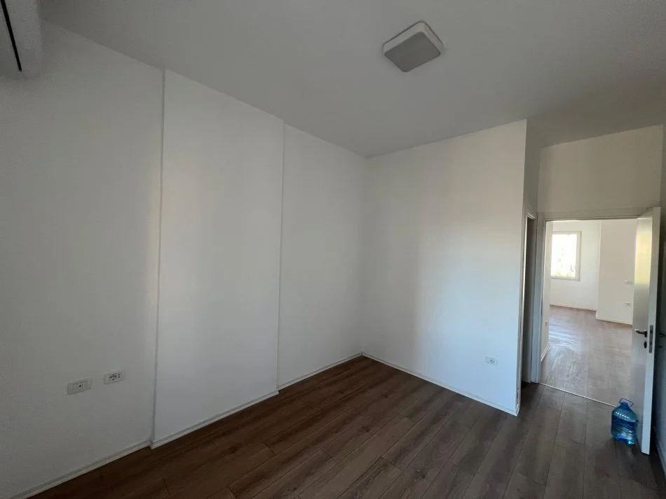 Tirane, jepet me qera zyre Kati 3, 100 m² 650 € (Bulevardi Gjergj Fishta)