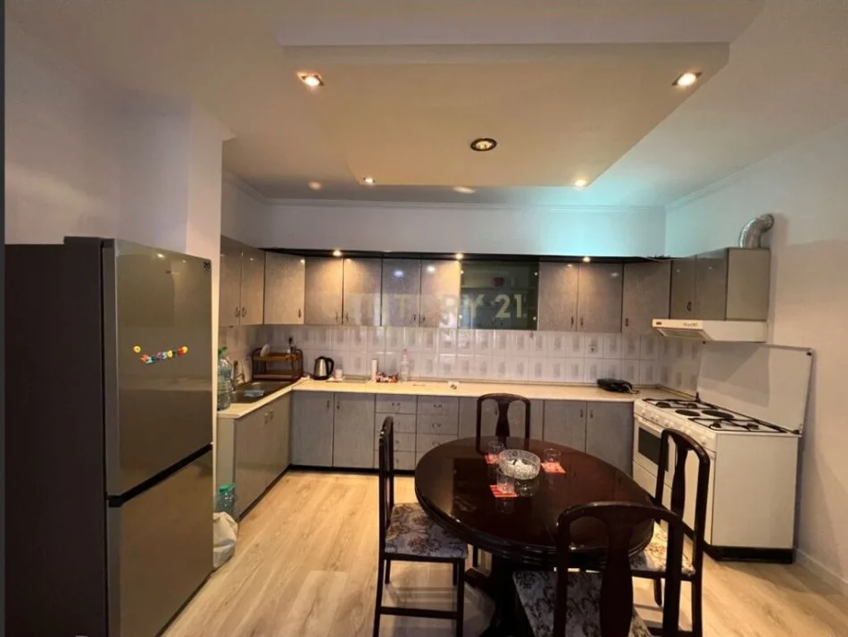 Tirane, jap me qera apartament 3+1 Kati 2, 156 m² 600 € (Gjimnazi Cajupi, afer me QSUT)