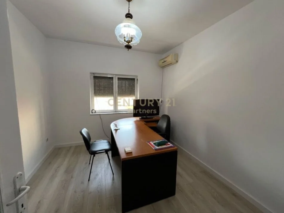 Tirane, jap me qera apartament 3+1 Kati 2, 156 m² 600 € (Gjimnazi Cajupi, afer me QSUT)
