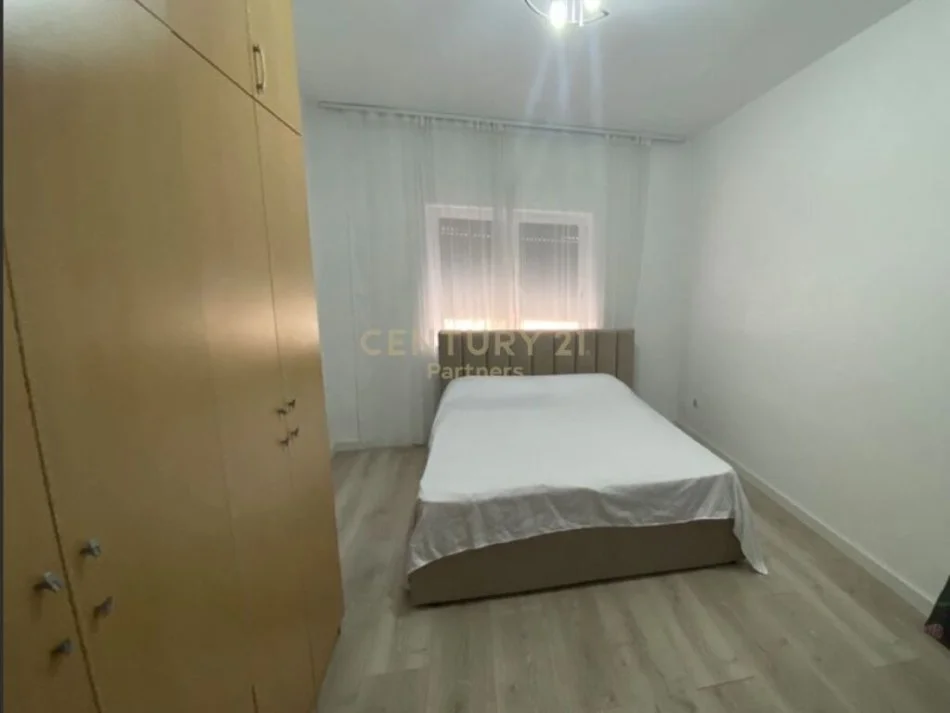 Tirane, jepet me qera apartament 2+1 Kati 2, 156 m² 600 € (gjimnazi cajupi)