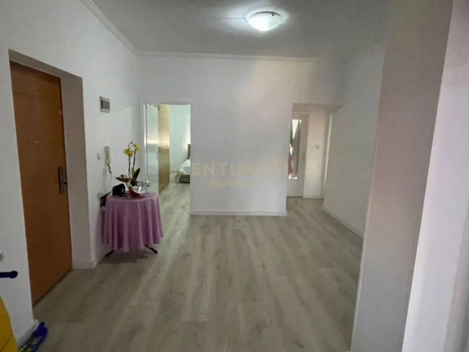 Tirane, jap me qera apartament 3+1 Kati 2, 156 m² 600 € (Gjimnazi Cajupi, afer me QSUT)