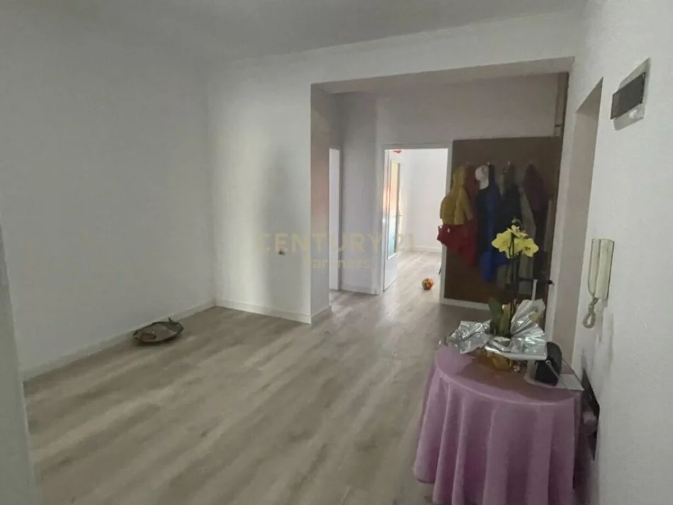 Tirane, jap me qera apartament 3+1 Kati 2, 156 m² 600 € (Gjimnazi Cajupi, afer me QSUT)
