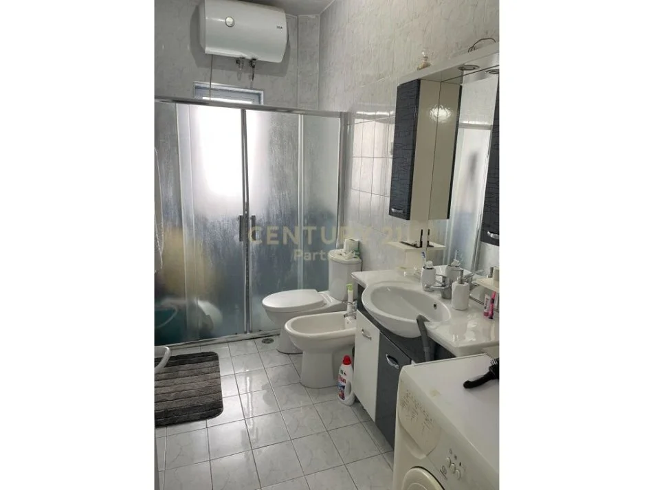 Tirane, jepet me qera apartament 2+1 Kati 2, 156 m² 600 € (gjimnazi cajupi)