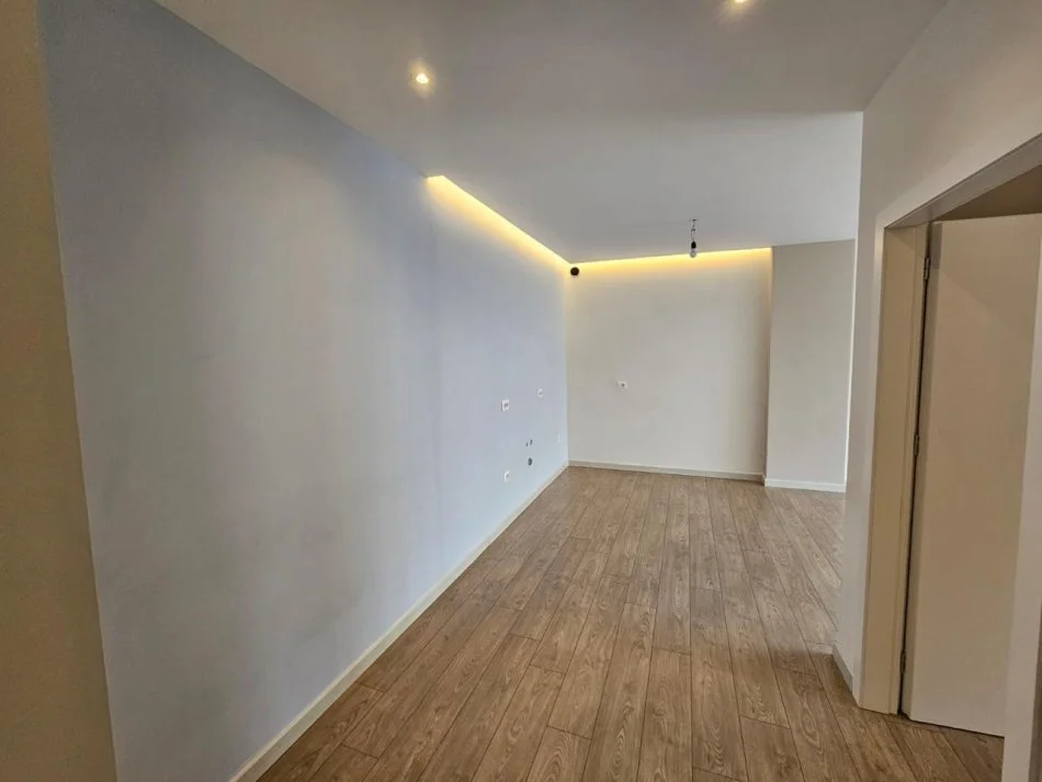 Tirane, jepet me qera ambjent biznesi Kati 2, 88 m² 850 € (Zogu i Zi)
