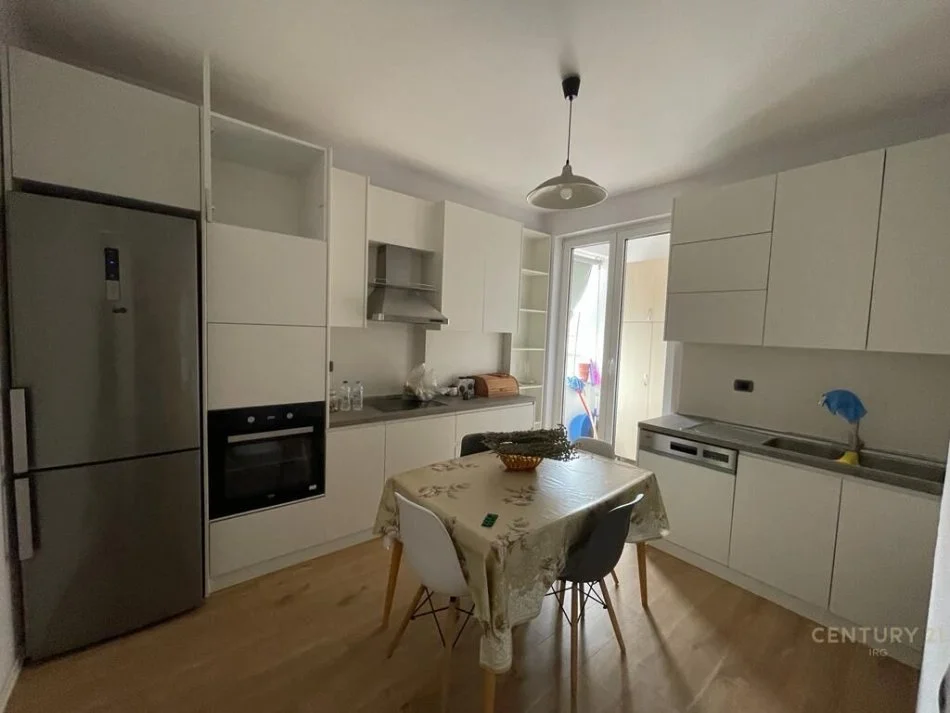 Tirane, jap me qera apartament 2+1 Kati 8, 100 m² 850 € (Rruga e Kavajes)