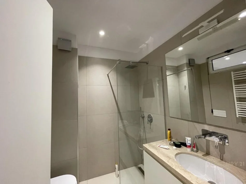 Tirane, jap me qera apartament 2+1 Kati 8, 100 m² 850 € (Rruga e Kavajes)