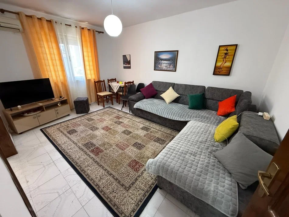 Tirane, jepet me qera apartament 2+1+Ballkon Kati 5, 75 m² 450 € (Rruga e kavajes)
