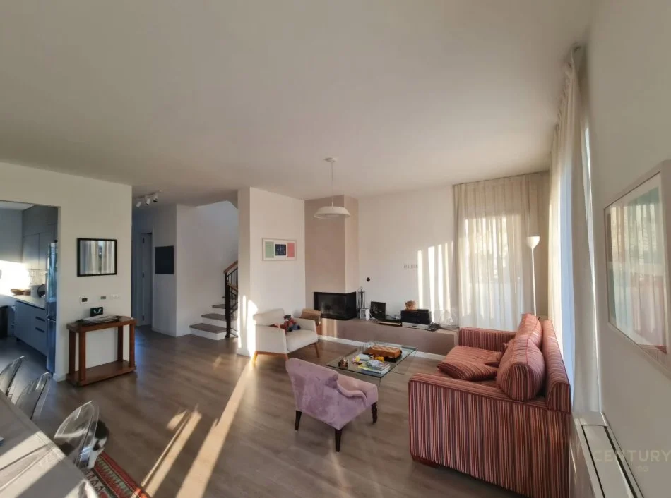 Tirane, jepet me qera Vile 4+1+Aneks+Ballkon Kati 3, 256 m² 3.000 € (Qendra Tregtare TEG)