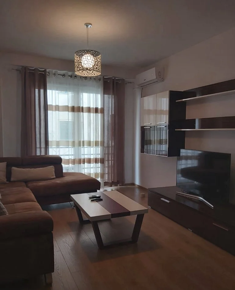 Tirane, jepet me qera apartament 2+1+Ballkon Kati 3, 85 m² 600 € (rruga Bill Klinton)