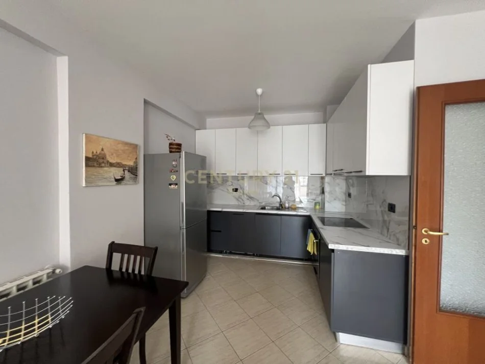 Tirane, jepet me qera apartament 2+1 Kati 7, 110 m² 700 € (komuna e parisit)