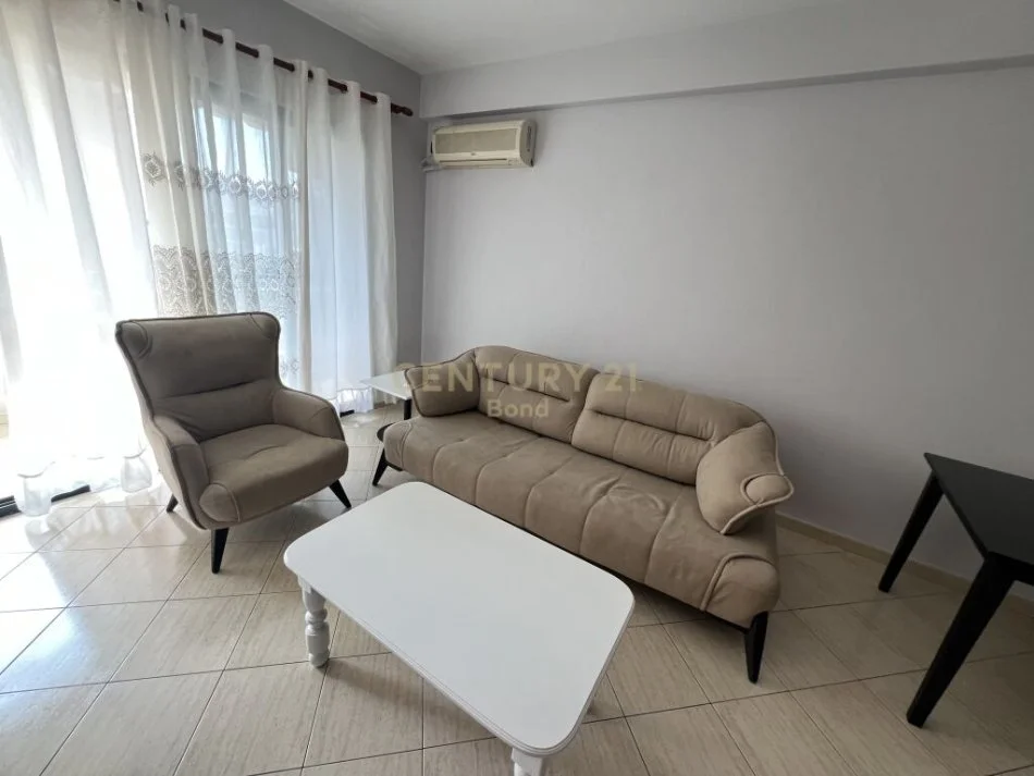 Tirane, jap me qera apartament 2+1+Ballkon Kati 7, 110 m² 700 € (Komuna e Parisit)