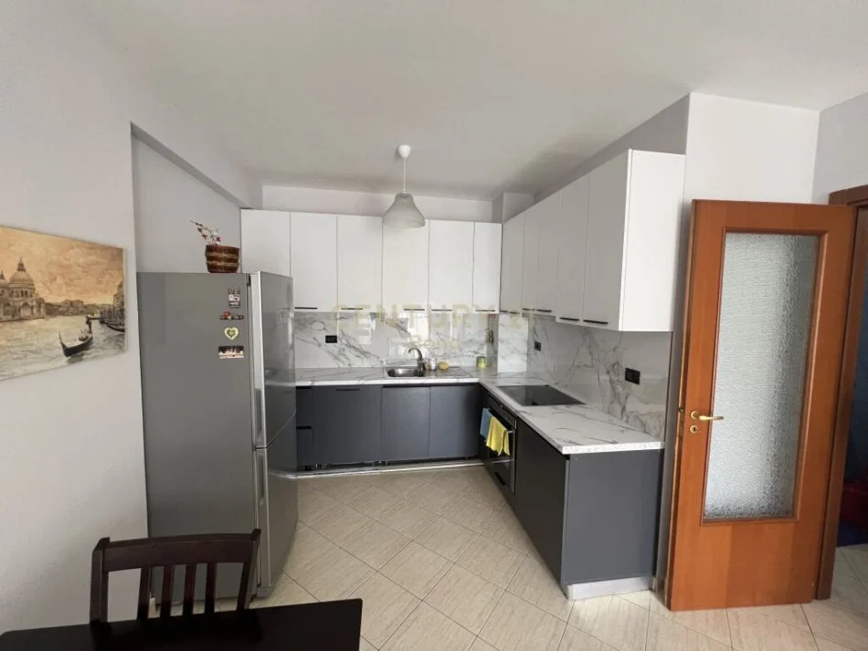 Tirane, jap me qera apartament 2+1+Ballkon Kati 7, 110 m² 700 € (Komuna e Parisit)