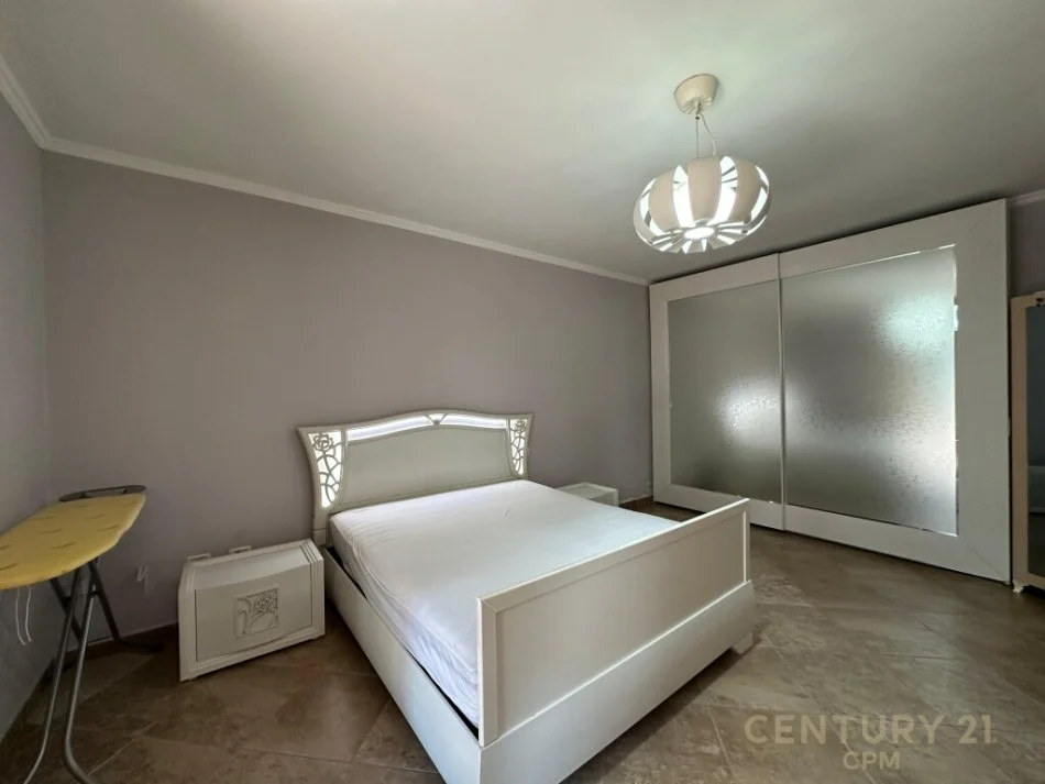 Tirane, jap me qera apartament 2+1+Ballkon Kati 1, 115 m² 800 € (Liqeni i Thate)