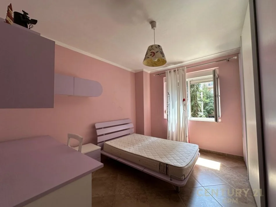 Tirane, jap me qera apartament 2+1+Ballkon Kati 1, 115 m² 800 € (Liqeni i Thate)