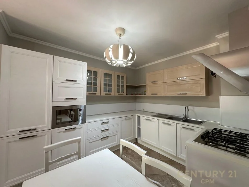 Tirane, jepet me qera apartament 2+1+Aneks+Ballkon , 115 m² 800 € (Kompleksi Kolombo)