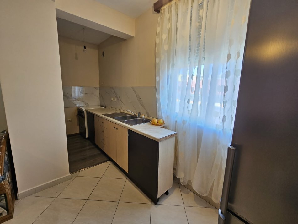 Tirane, jepet me qera 2+1 Kati 4, 104 m² 500 € (LIQENI I THATE)