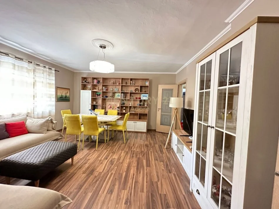 Tirane, jap me qera apartament 2+1 Kati 3, 80 m² 700 € (Pazari i Ri)