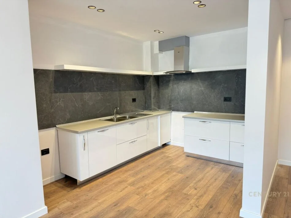 Tirane, shitet apartament 2+1+Ballkon Kati 5, 120 m² 230.000 € 